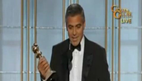 George Clooney bromea con el bastón de Brad Pitt