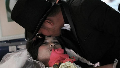 La muerte no los separó: hombre se casa con el cadáver de su novia