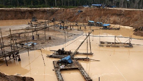 ¿Cree Ud. que la ley que penaliza con cárcel la minería ilegal solucionará el problema en el país?