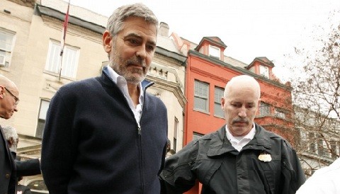 George Clooney pagó 100 dólares como fianza para ser liberado