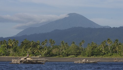 Masiva evacuación en Indonesia por erupción de volcán