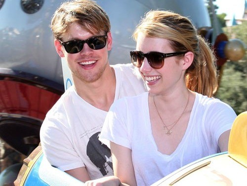 Emma Roberts y Chord Overstreet se pasean por Disneylandia