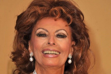 Sophia Loren se dejó ver en topless a los 76 años