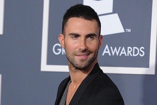 Adam Levine habla de su relación con su hermano gay