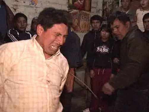 Cajamarca: Hombre recibe latigazos por ser infiel a su esposa