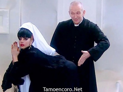Foto de Lady Gaga vestida de monja causa controversia