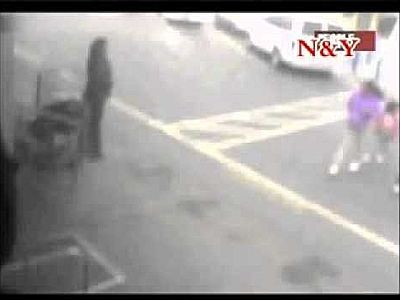 Mujer atropella a un hombre y lo deja abandonado (Video)