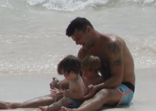 Ricky Martin lleva a sus hijos en su gira