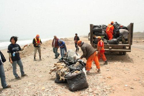 Recolectan más de 50 toneladas de desmonte y desperdicios en playas de Villa El Salvador