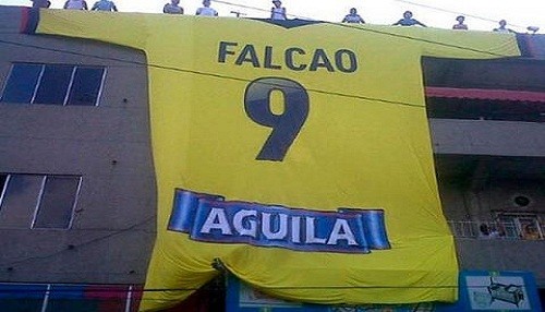 Radamel Falcao fue sorprendido por hinchas colombianos con una camiseta gigante