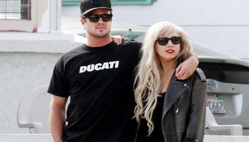 Lady Gaga muestra los senos mientras besa a su novio Taylor Kinney [FOTO]