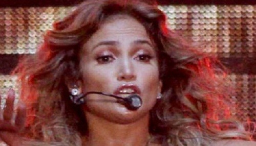 Jennifer Lopez mostró uno de sus pezones en concierto [FOTO]