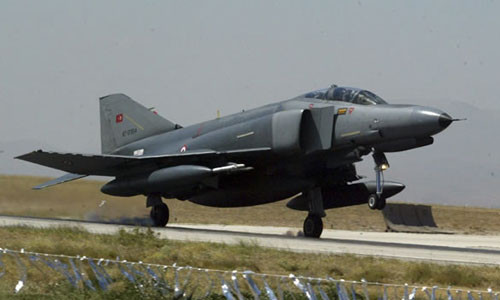 Turquía prohíbe circulación de aviones sirios en su cielo