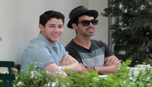 Nick y Joe Jonas muestran sus nuevos tatuajes [FOTOS]