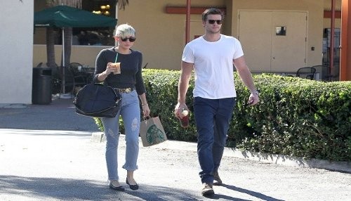 Miley Cyrus y Liam Hemsworth de paseo por Los Ángeles