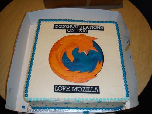 Mozilla celebra el lanzamiento de Internet Explorer 10 enviando una torta a Microsoft