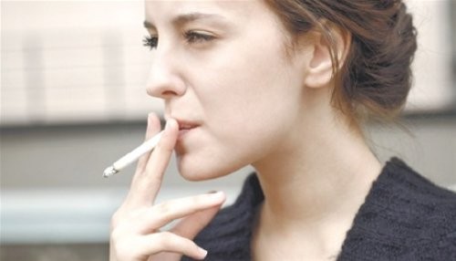Mujeres que dejan de fumar antes de los 40 años reducen riesgo de muerte prematura