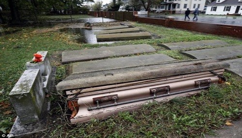 Huracán Sandy desenterró cajones de un cementerio