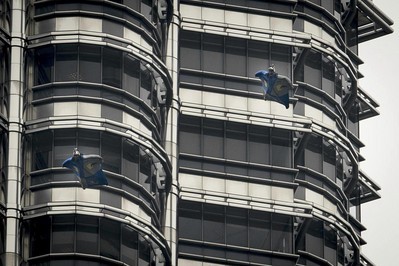 Humanos voladores visitan torres icónicas de la ciudad de Kuala Lumpur