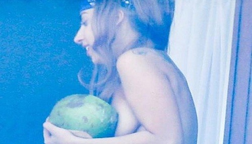 Lady Gaga se luce en topless en Brasil [FOTOS]