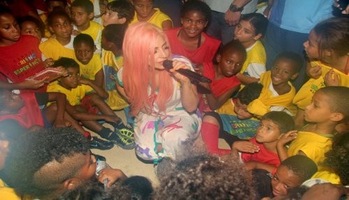 Lady Gaga juega al fútbol descalza con niños de una favela en Brasil [FOTOS]