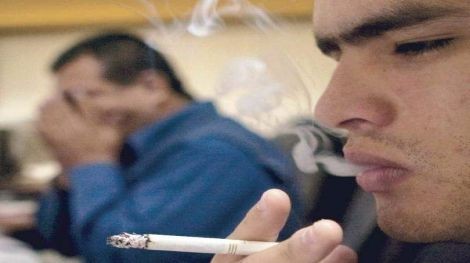 Proponen la prohibición de fumar en espacios públicos