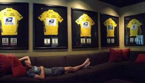 Lance Armstrong publica foto en Twitter con sus siete camisetas del Tour de Francia