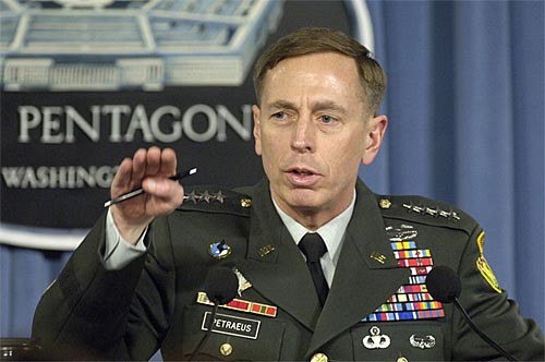 El FBI sabía desde el verano pasado que el general David Petraus sostenía una relación extraconyugal