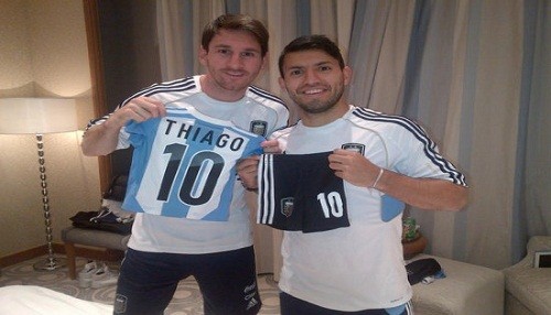 Sergio Agüero cumplió su promesa y le regaló el uniforme de Argentina a hijo de Messi