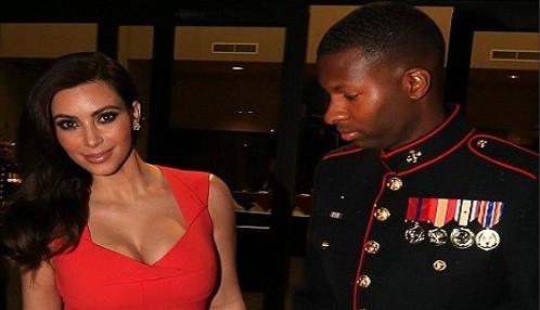 Kim Kardashian hechizó con su busto a marine [FOTOS]