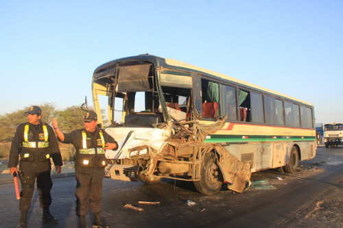 Piura: accidente vehicular deja 5 muertos y 15 heridos en vía Paita-Sullana