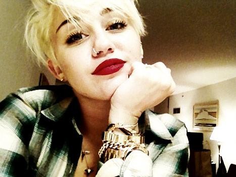 Miley Cyrus: el acné se apodera de su rostro [FOTOS]