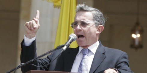 Álvaro Uribe le pide a Colombia no acatar el fallo de La Haya