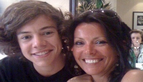 Madre de Harry Styles utiliza el nombre de su hijo para vender su coche