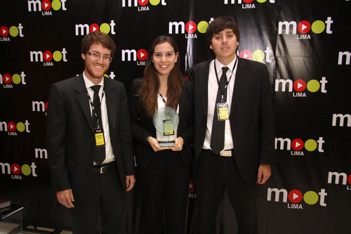 Equipo de universitarios de la Pontificia Universidad Católica del Perú  y Universidad de Lima ganaron la competencia para alumnos