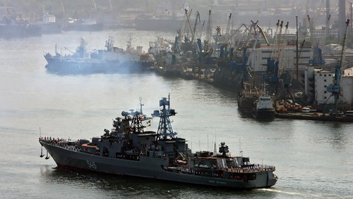 Buques de guerra rusos realizan prácticas de tiro en el Océano Índico