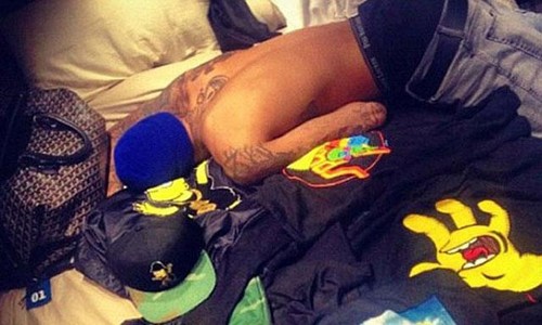 Rihanna publicó polémica foto de Chris Brown en su cama [FOTO]