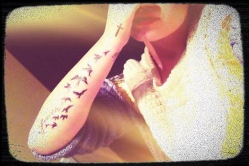 Demi Lovato se tatúa palomas y la 'fe' en todo el brazo derecho [FOTOS]