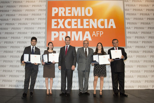Prima AFP premia a jóvenes universitarios por su excelencia académica