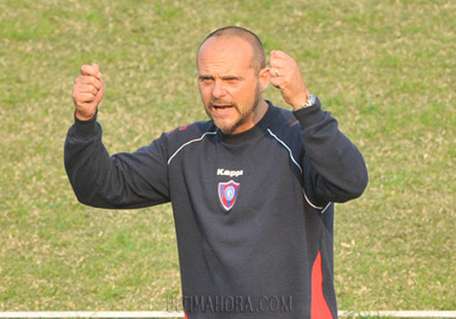 Javier Torrente podría ser el nuevo técnico de Universitario de Deportes  en el 2013