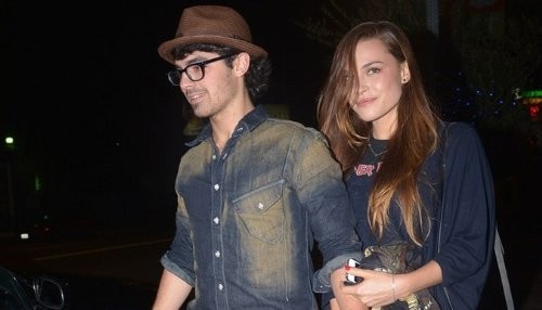 Joe Jonas se pasea de la mano de Blanda Eggenschwiler [FOTOS]