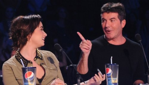 Demi Lovato arrebata el micrófono a Simon Cowell en pleno show de Factor X [FOTOS]