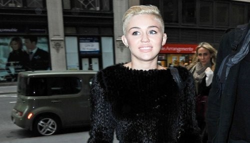 Miley Cyrus muestra look ochentero [FOTOS]