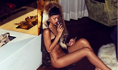 Rihanna publica fotos en las que aparece semidesnuda [FOTOS]