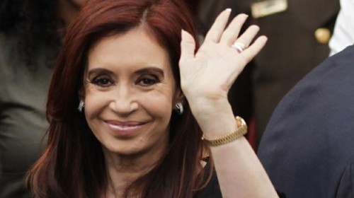 Argentina: Cristina Fernández bailó al son del grupo Fuerza Bruta
