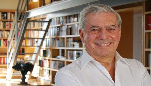 Mario Vargas Llosa donó libros a biblioteca de Arequipa