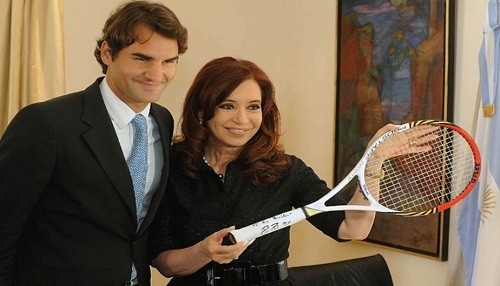 Roger Federer regaló una raqueta a Cristina Fernández