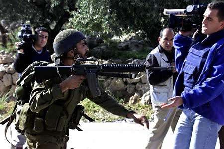 Camarógrafos de la agencia Reuters fueron agredidos por militares israelíes