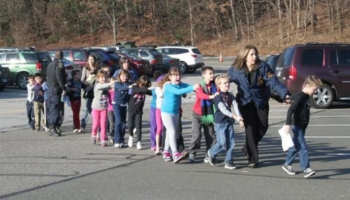 Connecticut: 18 niños mueren en tiroteo dentro de colegio de primaria