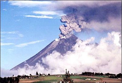 Ecuador: volcán Tungurahua lanza cenizas que caen a los poblados cercanos